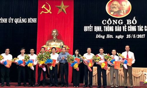 Thường trực Tỉnh ủy Quảng Bình trao quyết định điều động, bổ nhiệm cán bộ